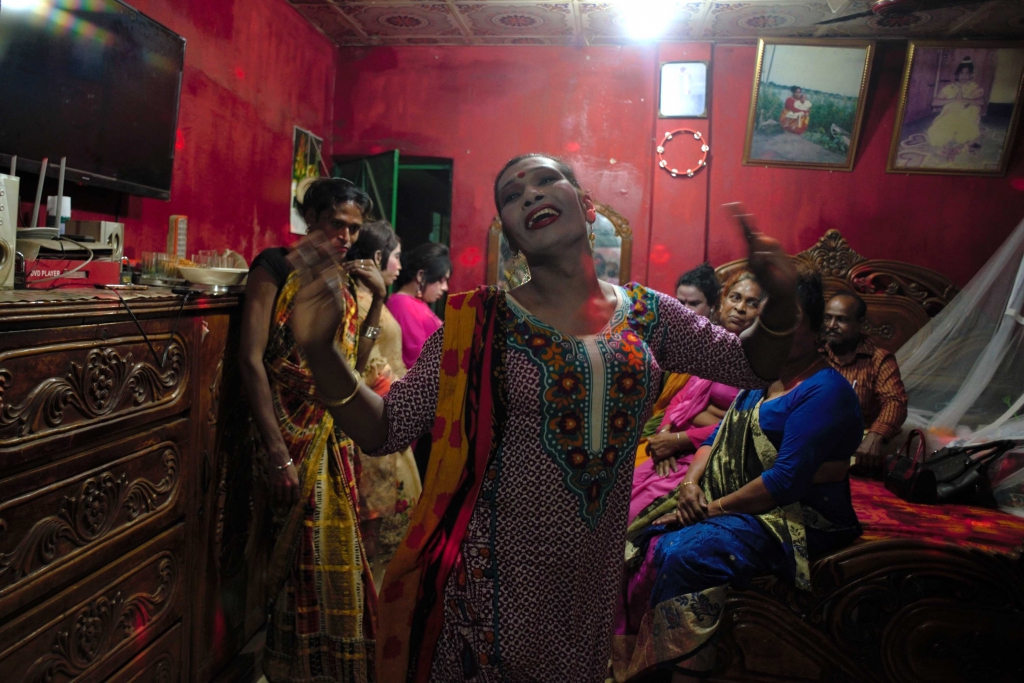 Bloom va boshqa Winxning sikilishi haqidagi jinsiy aloqa videosi